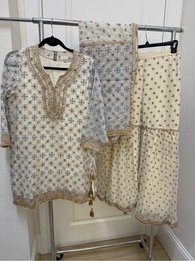 4 pcs embroidered ivory and blue gharara set with dupatta Mulmul